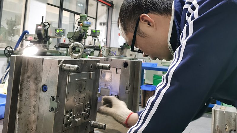 高精度连续冲压模具：揭秘报价背后的关键因素**